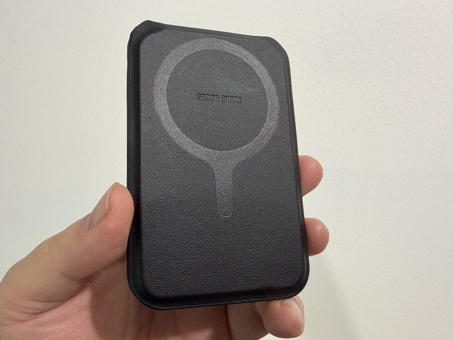 MagSafe対応スマホスタンド「サンワダイレクト 200-STN108BK」がカード3枚入れても薄くて日常使いに便利